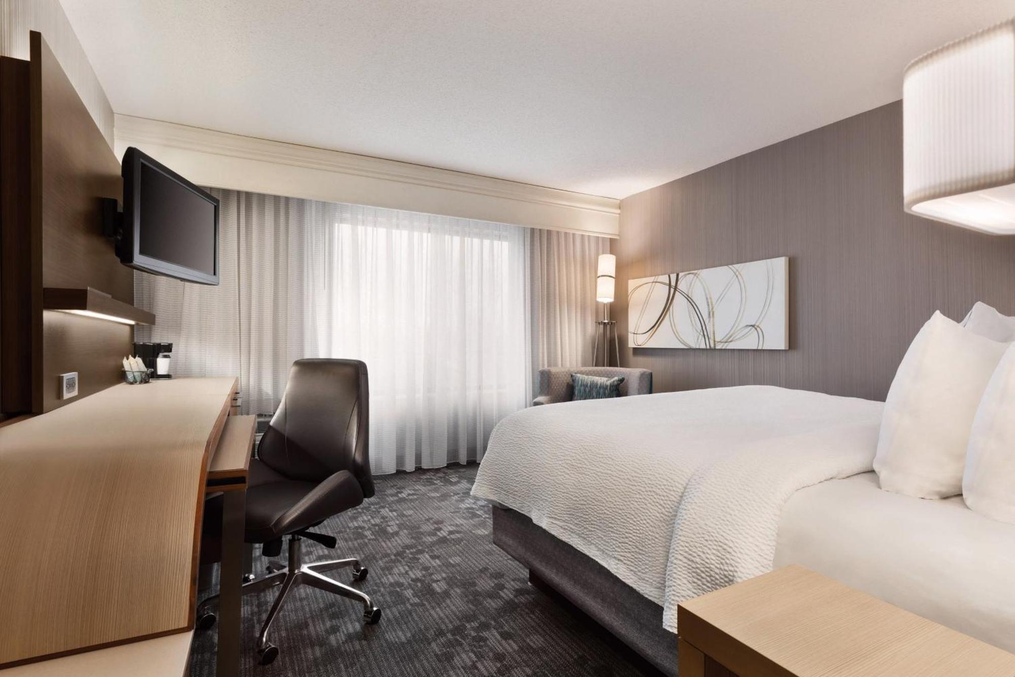 Courtyard By Marriott Topeka Exterior photo