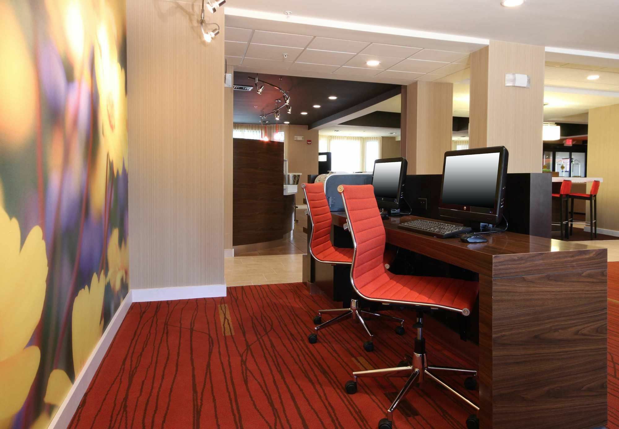 Courtyard By Marriott Topeka Exterior photo